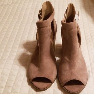 Size 9.5 Sole Society taupe open to bootie